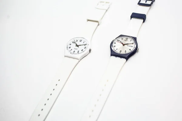 Londres, GB 07.10.2020 - deux montres à quartz suisse Swatch Design noir blanc — Photo