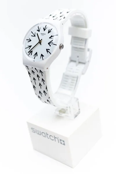 Париж, Франция 07.10.2020 - Swatch arrows design trendy swiss made quartz watch — стоковое фото