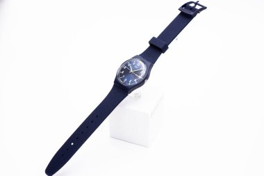 Roma, İtalya 07.10.2020 Swatch moda İsviçre Kuvars mavi kasa izleme yaptı