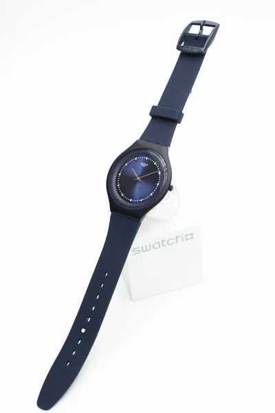 Roma, Italia 07.10.2020 - Swatch moda suizo hecho de cuarzo reloj de plástico azul — Foto de Stock