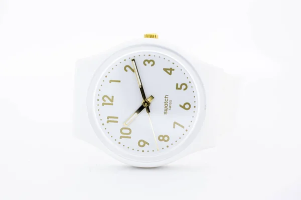 Londres, GB 07.10.2020 - Swatch design simples suíço fez relógio mecânico — Fotografia de Stock