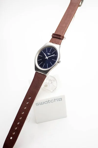 Roma, Itália 07.10.2020 - Swatch design clássico simples relógio mecânico suíço — Fotografia de Stock