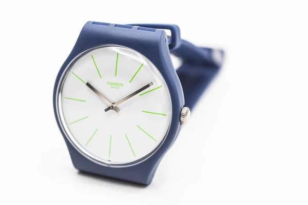 Roma, Italia 07.10.2020 - Swatch Childrens reloj de plástico. Marcas verdes en el dial —  Fotos de Stock