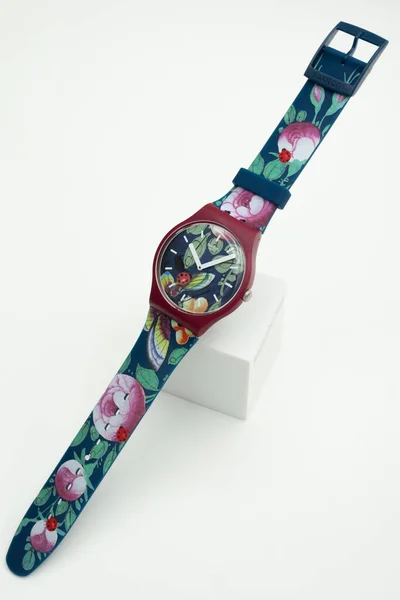 Londres, GB 07.10.2020 - Reloj de cuarzo suizo estilo Swatch hipster —  Fotos de Stock