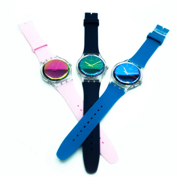 Paryż, Francja 07.10.2020 - Trzy szwajcarskie zegarki Swatch wykonane z kwarcu Fluorescencyjnego — Zdjęcie stockowe