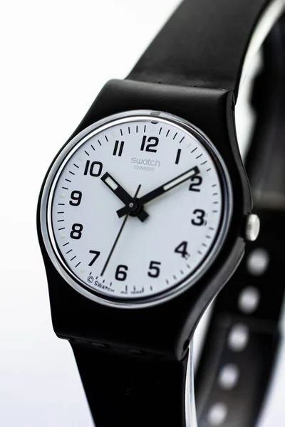 Рим, Италия 07.10.2020 - Swatch simple fashion swiss made quartz watch — стоковое фото