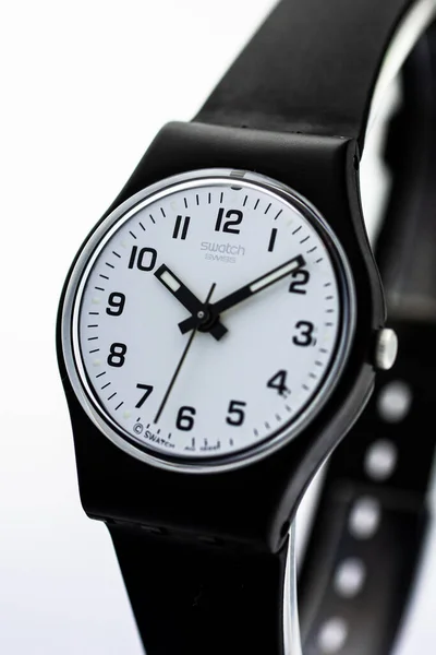 Rome, Italie 07.10.2020 - Swatch simple mode suisse fait montre à quartz — Photo