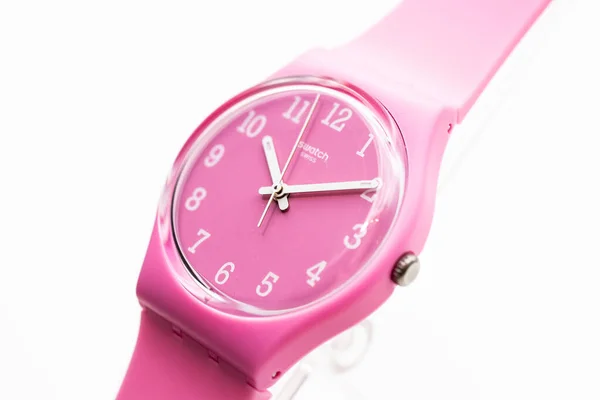 Paryż, Francja 07.10.2020 - Swatch pink fashion swiss made quartz watch — Zdjęcie stockowe