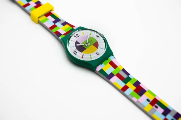Londres, GB 07.10.2020 - Relógio de quartzo Swatch suprematismo estilo design geométrico — Fotografia de Stock