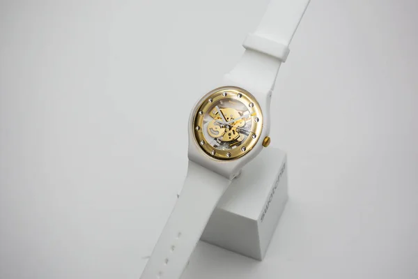 Londyn, GB 07.10.2020 - Swatch Szwajcarski zegarek damski z kryształkami — Zdjęcie stockowe