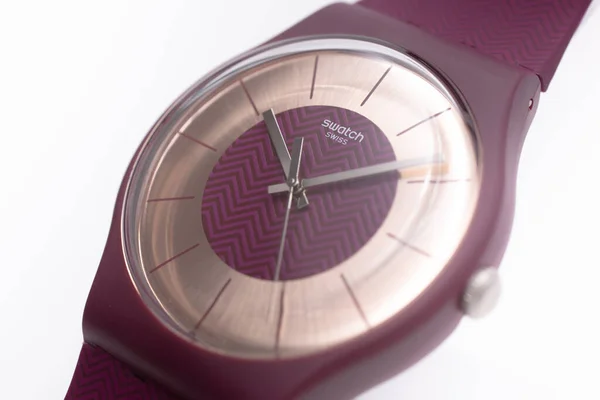 Geneve, Suiza 07.10.2020 - Swatch logo en cereza reloj de cuarzo suizo — Foto de Stock