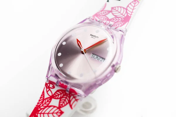 Nueva York, NY, EE.UU. 07.10.2020 - Swatch reloj de cuarzo suizo caso transparente — Foto de Stock