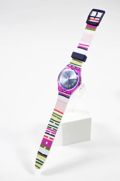 Roma, Itália 07.10.2020 - Swatch crianças na moda suíço feito relógio de quartzo — Fotografia de Stock