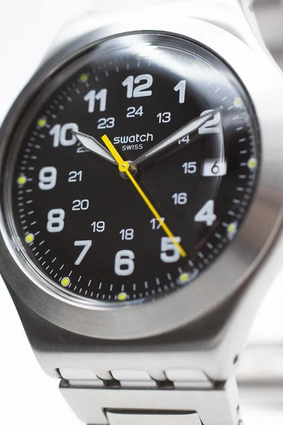 Geneve, Svájc 07.10.2020 - Swatch logó fekete svájci készült mechanikus óra — Stock Fotó