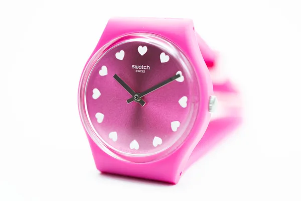 Roma, Italia 07.10.2020 - Swatch reloj de cuarzo suizo fecha y hora, diseño de corazones — Foto de Stock