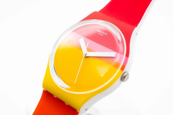 Нью-Йорк, штат Нью-Йорк, США 07.10.2020 - Swatch Childrens swiss made quartz watch — стоковое фото