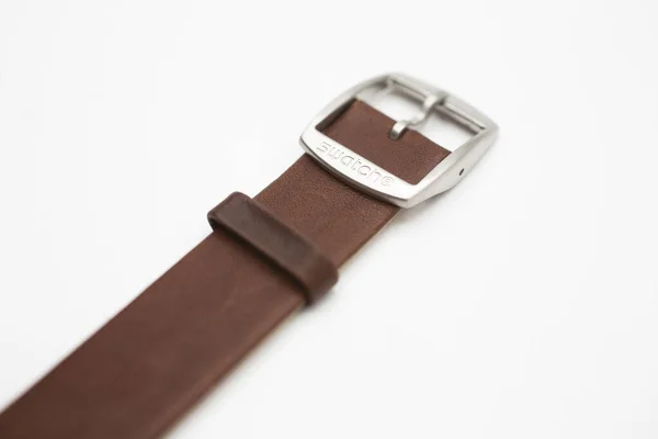 Roma, Italia 07.10.2020 - Logo Swatch sul cinturino da polso marrone dell'orologio svizzero — Foto Stock