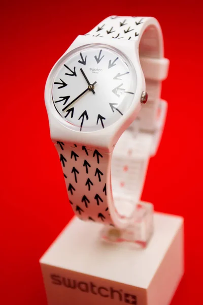 Paryż, Francja 07.10.2020 - Swatch arrows design trendy szwajcarski zegarek kwarcowy — Zdjęcie stockowe