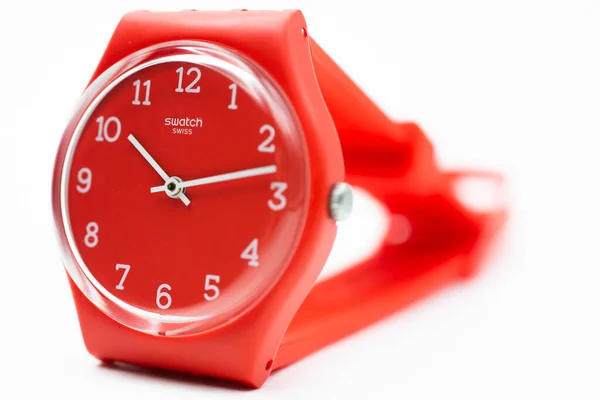 Roma, Italia 07.10.2020 - Reloj de cuarzo Swatch aislado en blanco seleccionado foco —  Fotos de Stock