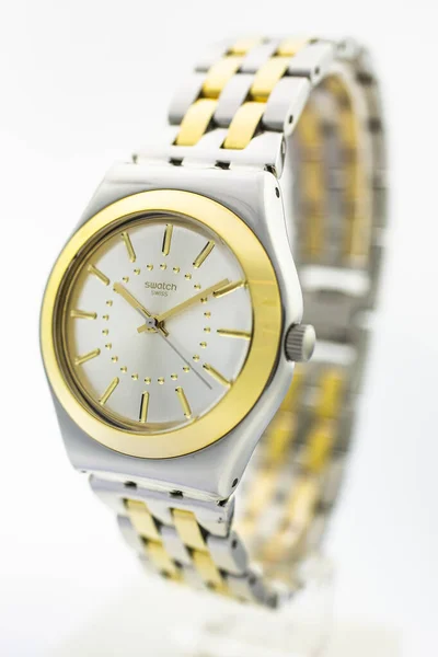 Londyn, GB 07.10.2020 - Swatch classic szwajcarski damski zegarek mechaniczny — Zdjęcie stockowe