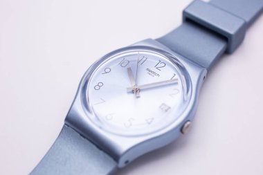 Roma, İtalya 07.10.2020 - Moda saati açık mavi plastik çanta ve kayış