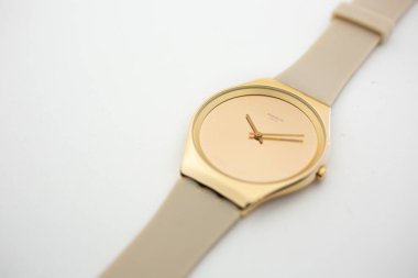 Roma, İtalya 07.10.2020 - Swatch kadın moda trendi İsviçreli kuvars saat yaptı