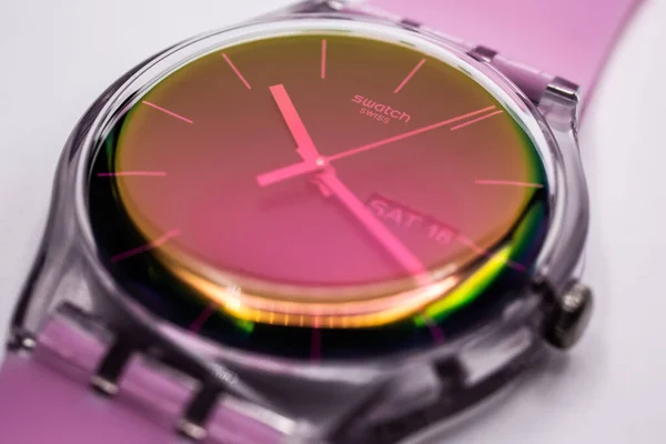 Paryż, Francja 07.10.2020 - Zegarek Swatch Fluorescencyjny plastikowy futerał — Zdjęcie stockowe