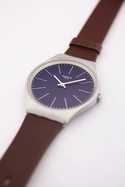 Rom, Italien 07.10.2020 - Swatch Schweizer Quarzuhr Klassisches Design blaues Zifferblatt — Stockfoto