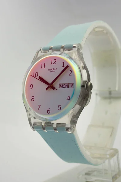 Rom, Italien 07.10.2020 - Swatch Kinder trendige Mode Schweizer Quarzuhr — Stockfoto