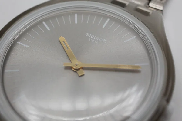 Geneve, Švýcarsko 07.10.2020 - Swatch swiss logo na mechanickém ciferníku hodinek — Stock fotografie