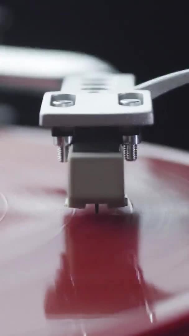 Verticale video Focus op rood vinyl plaat op de draaitafel speler — Stockvideo