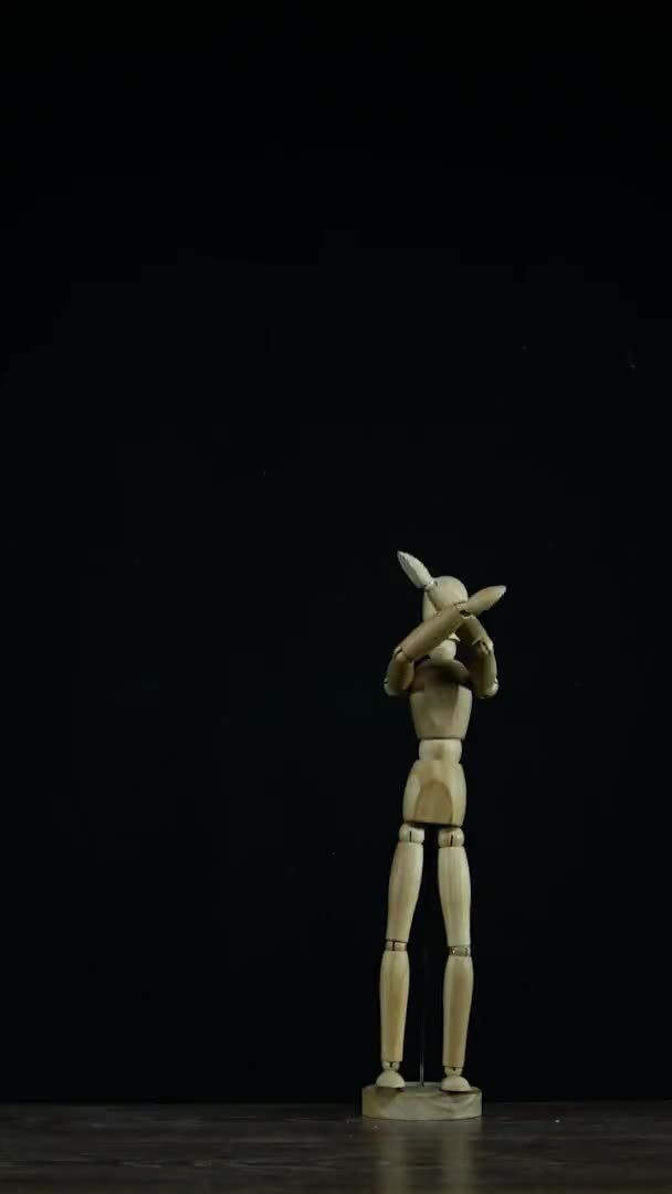 Vertical video Stopmotion maniquí figura de madera en el estudio sobre fondo negro mostrando signo no, gritando — Vídeo de stock