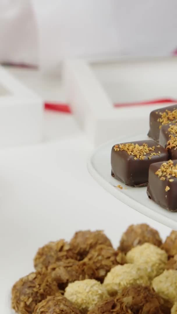 Вертикальный снимок крупным планом шоколад упаковка подарочная коробка ручной работы вкусные шоколадные конфеты — стоковое видео