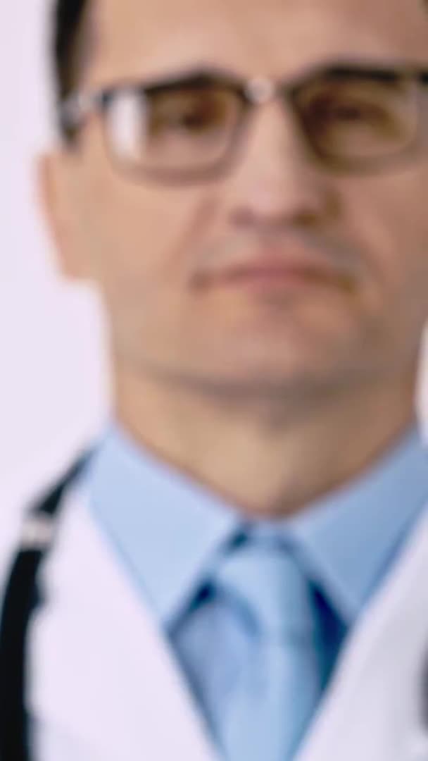 医生展示小瓶手酒抗菌消毒剂的近视 — 图库视频影像