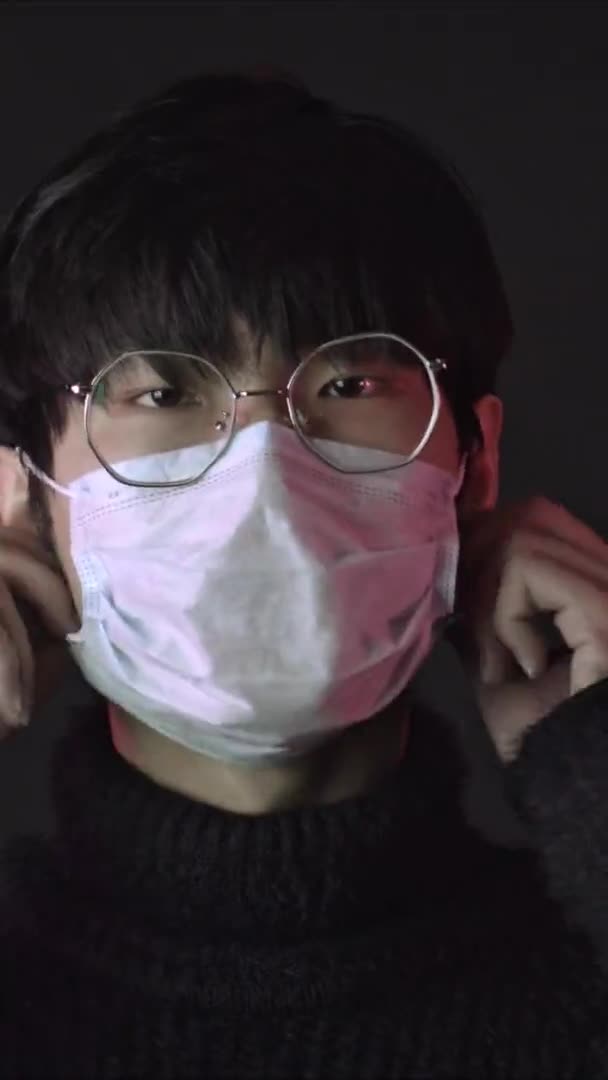 2019-NCov 와의 의료용 마스크를 착용 한 안경을 착용 한 아시아 남성. 유행병 — 비디오