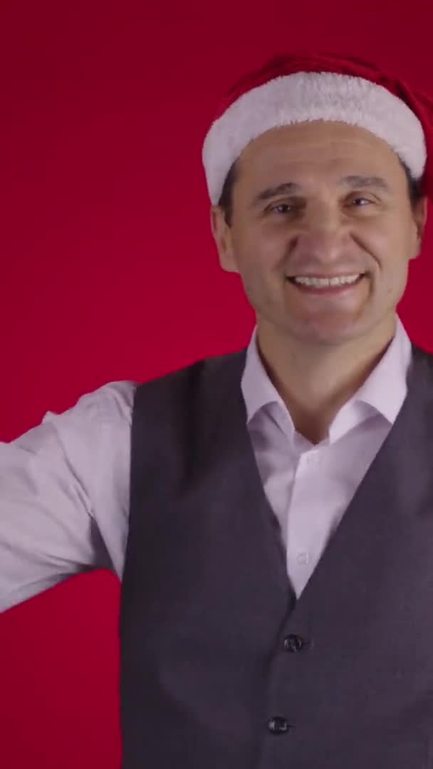 원문 기사보기 산타 모자를 쓴 40 대 남성 이 행복 한 모습으로 비행 선물 상자에 손을 올리고 있다. — 비디오