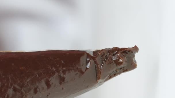 Plan vertical Pressurage de la crème ganache dans un sac à pâtisserie, bonbons à la truffe faits à la main — Video