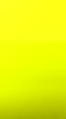 Dikey su damlası yavaş çekimde sıvının yüzeyine düşer. Sarı arkaplan makrosu