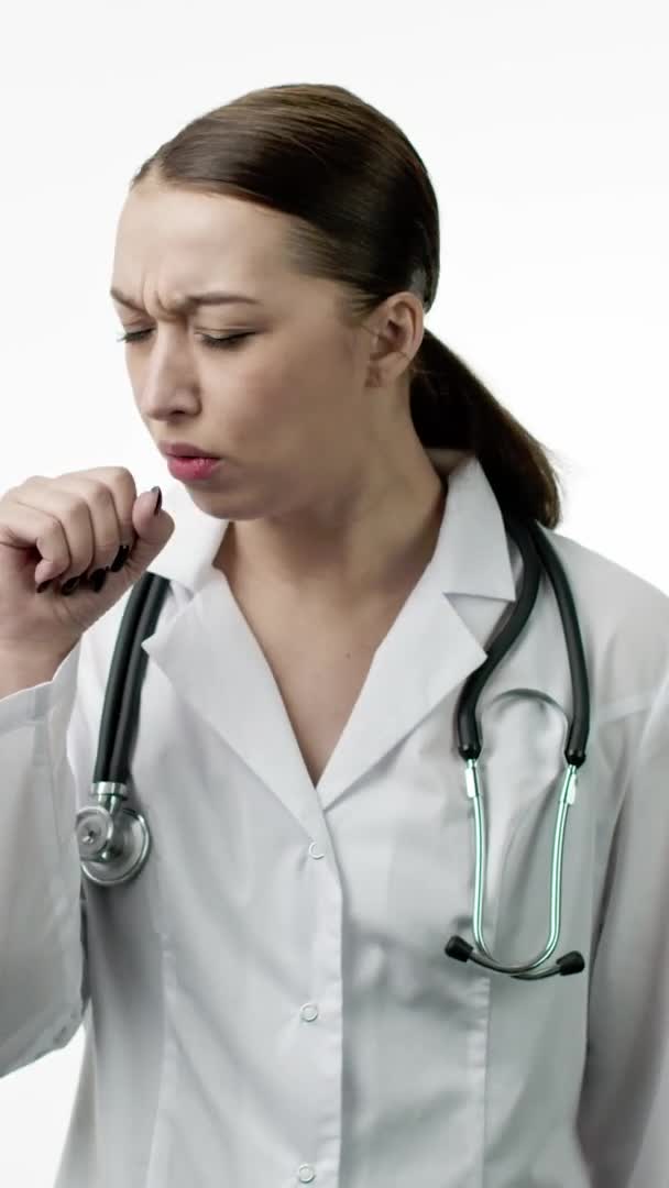 Vertikální výstřel Mladý roztomilý lékař se cítí špatně a silně kašle, infekce zdravotnických pracovníků — Stock video