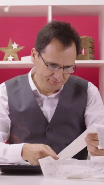 Dikey çekim Noel intiharı ironik kavram adam umutsuzca cellatların süs ilmiğine bakar