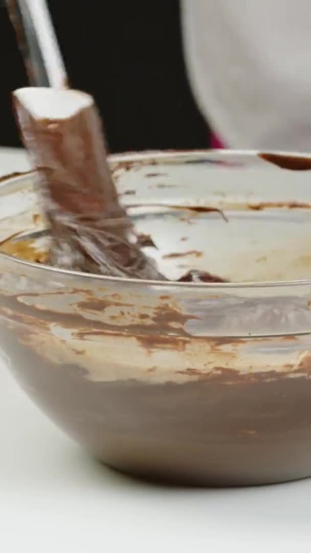Vertikale Nahaufnahme zur Herstellung köstlicher Schokoladencreme-Füllung für Pralinen und Bonbons — Stockvideo