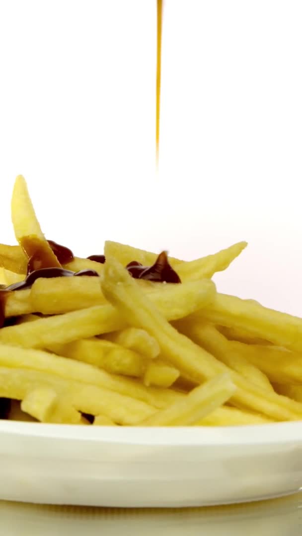 Video ketchup verticale gocce su patatine fritte in piastra di plastica monouso 360 rotante — Video Stock