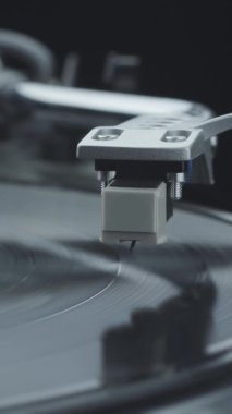 Dikey video Siyah vinil plaklı çalışan turntable oynatıcı