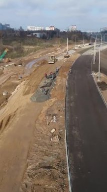 Dikey video Heavy özel ve kargo araçları nakliye için yeni bir yol inşa ediyor. Havadan