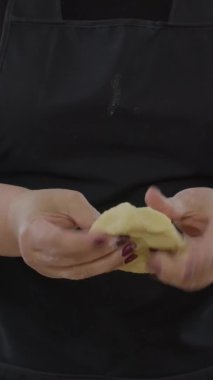 Dikey atış kadın fırıncı çörekler, hamur işi yapan kadın, börek.