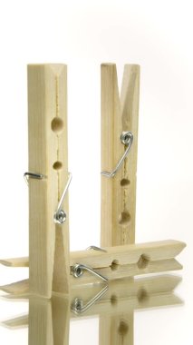 Dikey video üç ahşap mandal dönen 360 izole beyaz zemin üzerinde