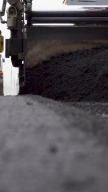 Dikey video Crawler yeni bir yol yapıyor. Büyük ve ağır bir ekipman, yassılaştırılmış sıcak asfalt..