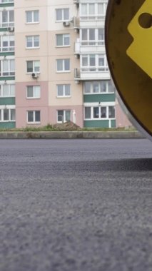 Dikey video Büyük bir kaldırım düz yeni sıcak asfalt. Paver bitirici. Şehirde yeni bir yol inşa eder