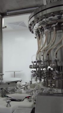 Benzin istasyonundaki tıbbi çözüm taşıyıcısında dikey cam şişeler var.