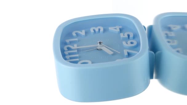 Dikey video Mavi alarm saati, beyaz üzerinde 360 derece dönen sekiz kilit gösteriyor. — Stok video